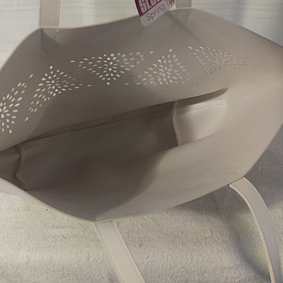 Chic and Sleek White Large Spring Tote Bag - Picture 9 of 10